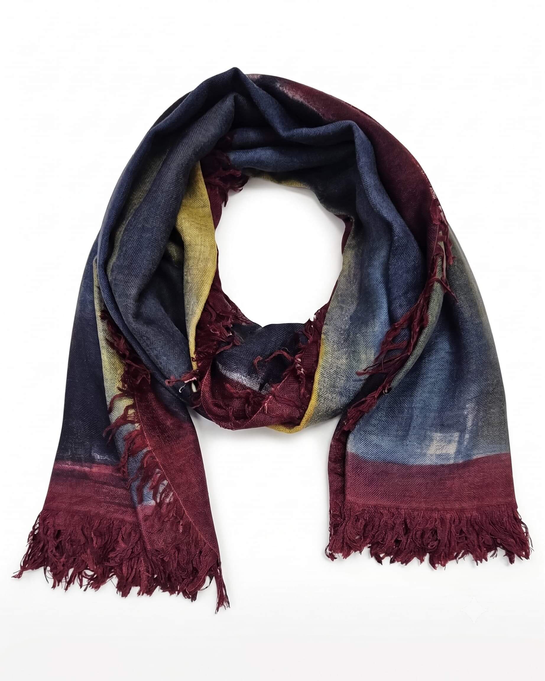 Foulard Faliero Sarti Ella extendido en bucle de 160x165 cm mostrando su estampado teñido en azul, granate y verde oliva.