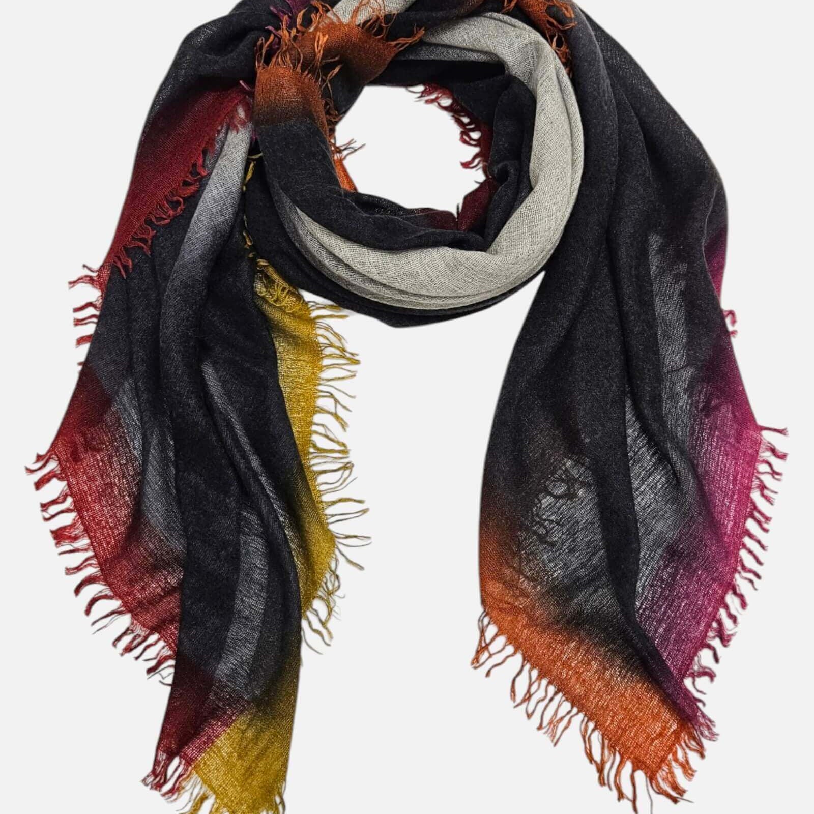 Foulard Faliero Sarti Kamala extendido en bucle de 155x160 cm mostrando las franjas de color en amarillo, frambuesa y terracota.