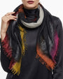Modelo luciendo el foulard de seda y cashmere Faliero Sarti Kamala doblado al cuello sobre un jersey o vestido negro.