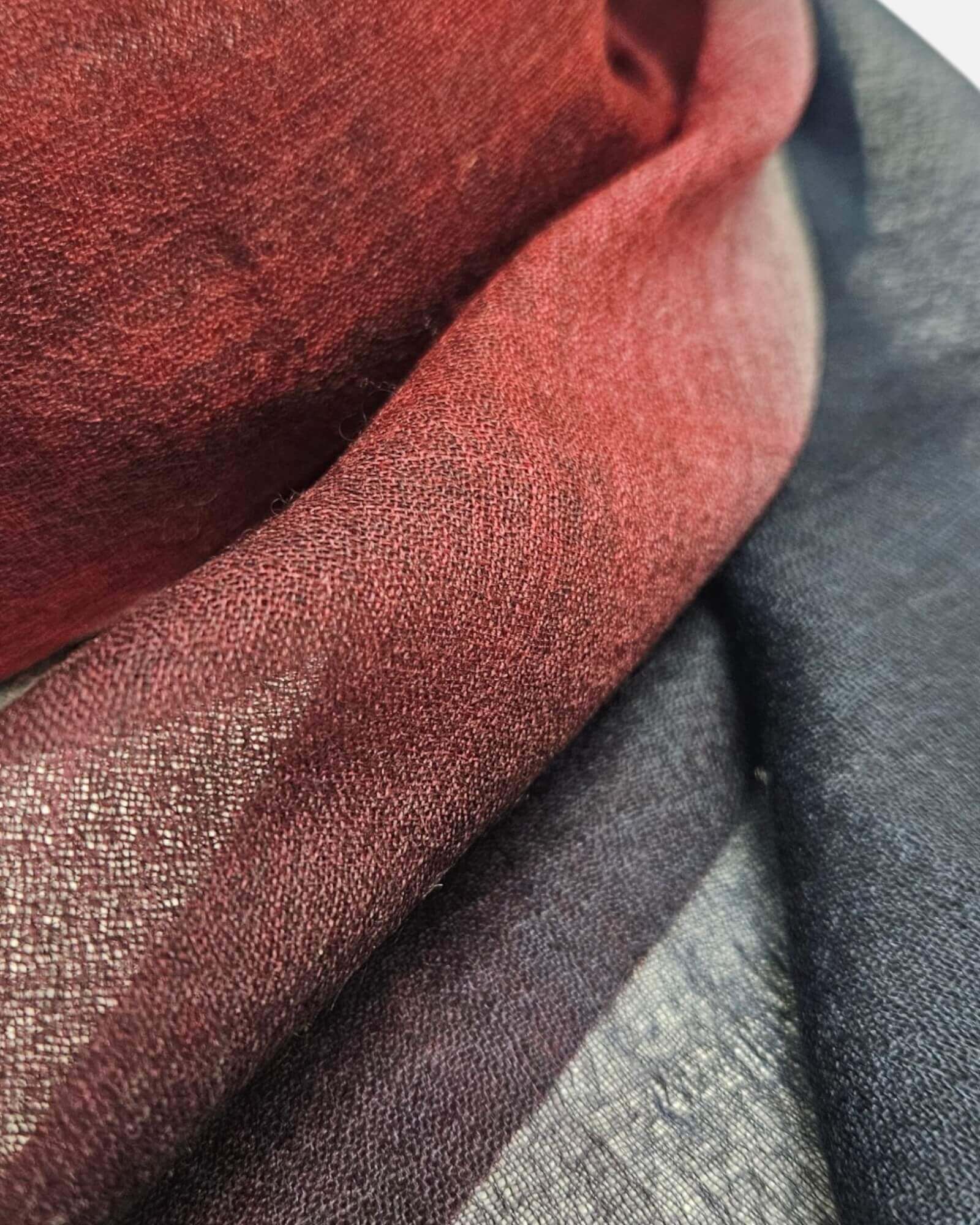 Primer plano de la textura ligera de cashmere del foulard Faliero Sarti Little Giudy mostrando las tonalidades borgoña y azul marino.