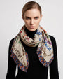 Modelo luciendo el foulard Faliero Sarti en seda y cashmere anudado al cuello sobre un jersey negro de cuello alto.