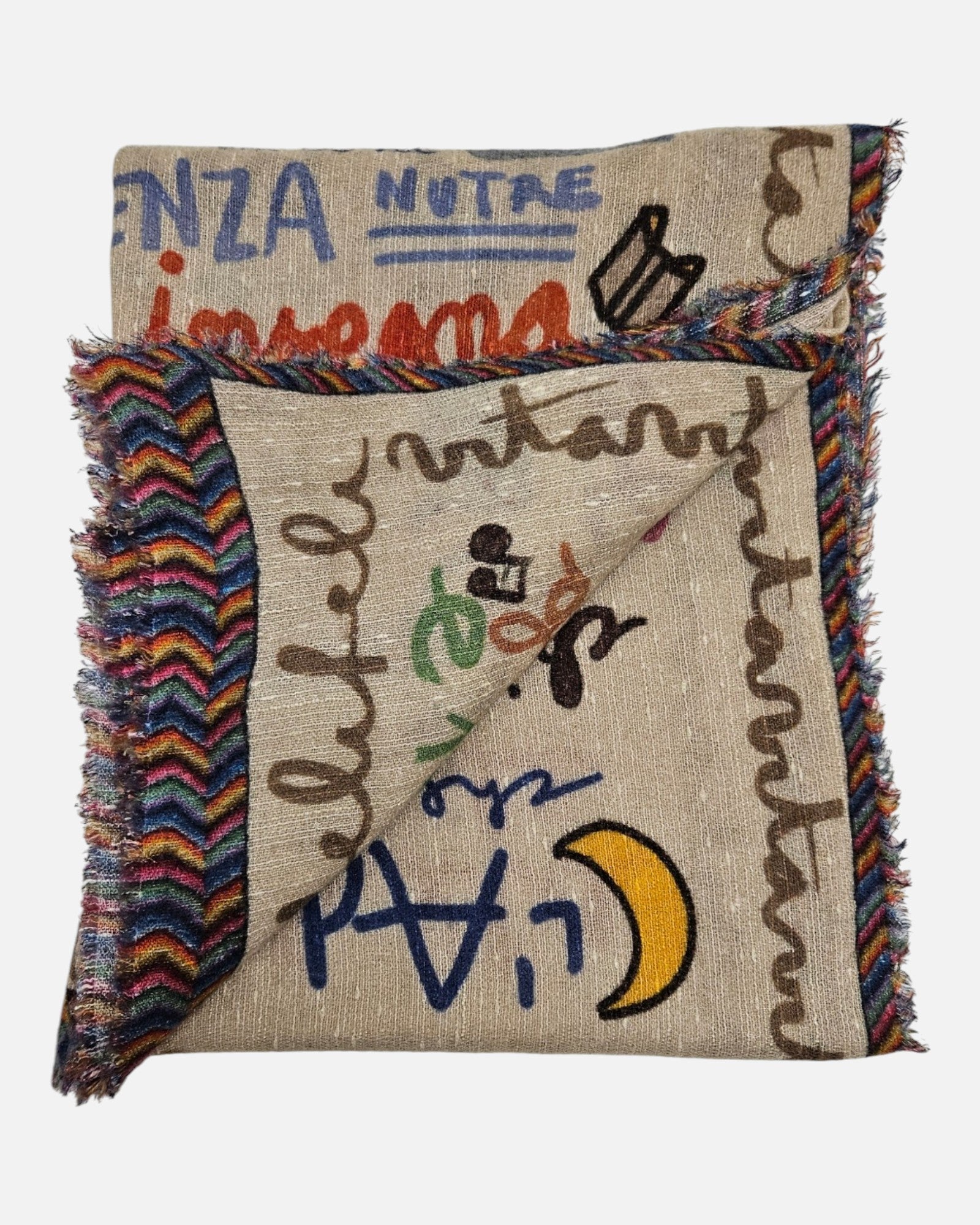 Vista doblada del pañuelo Faliero Sarti mostrando la caligrafía manuscrita en italiano y el borde tejido en zig-zag multicolor.