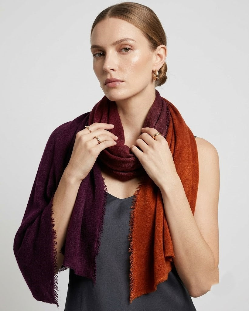 Modelo luciendo el foulard de cashmere Faliero Sarti Adry envuelto al cuello sobre un top satinado oscuro.