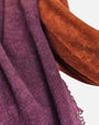 Primer plano de la textura de cashmere del foulard Faliero Sarti Adry mostrando los tonos púrpura y terracota caldero.