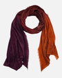 Foulard Faliero Sarti Adry de 60x190 cm extendido en bucle mostrando su degradado cálido y bordes deshilachados.
