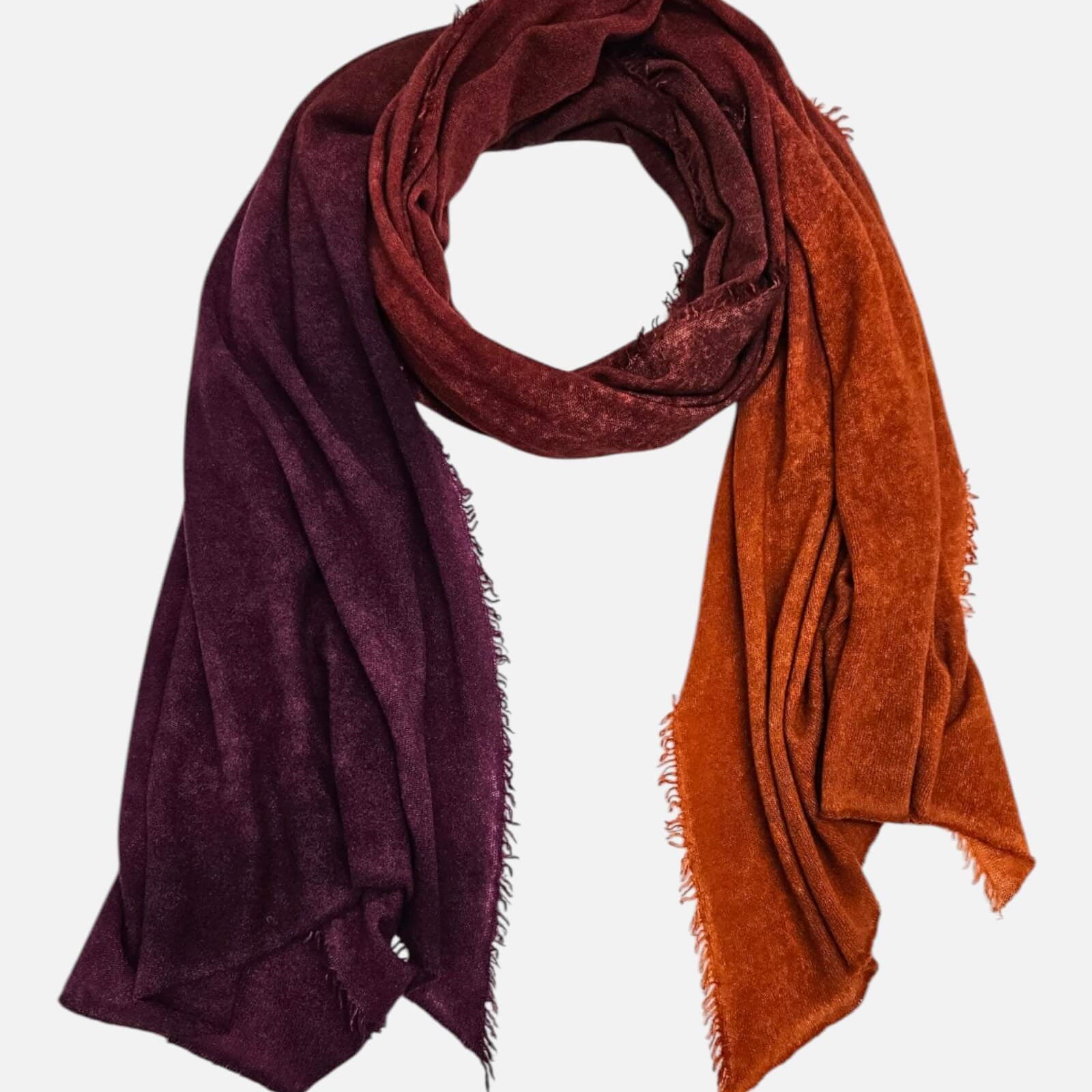 Foulard Faliero Sarti Adry de 60x190 cm extendido en bucle mostrando su degradado cálido y bordes deshilachados.