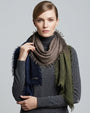 Modelo luciendo el foulard de cashmere Faliero Sarti Adry envuelto al cuello sobre un jersey gris de cuello alto.