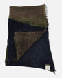 Vista doblada del foulard Faliero Sarti Adry en 100% cashmere mostrando el contraste entre el azul noche, topo y verde caqui.