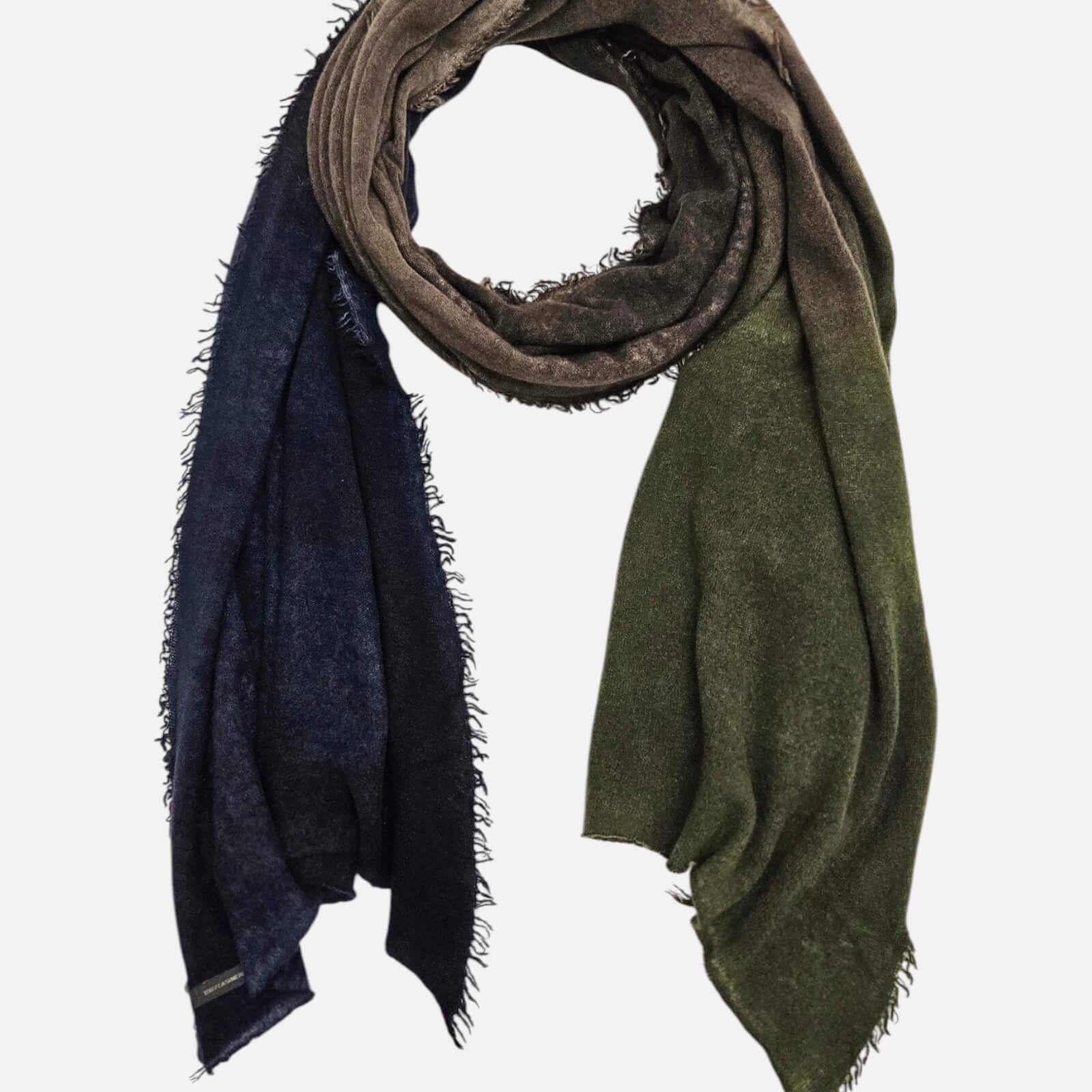 Foulard Faliero Sarti Adry de 60x190 cm extendido en bucle sobre fondo blanco mostrando su degradado tricolor y bordes con flecos.