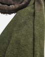 Primer plano en detalle de la textura afelpada de cashmere del pañuelo Faliero Sarti Adry en tono verde caqui.