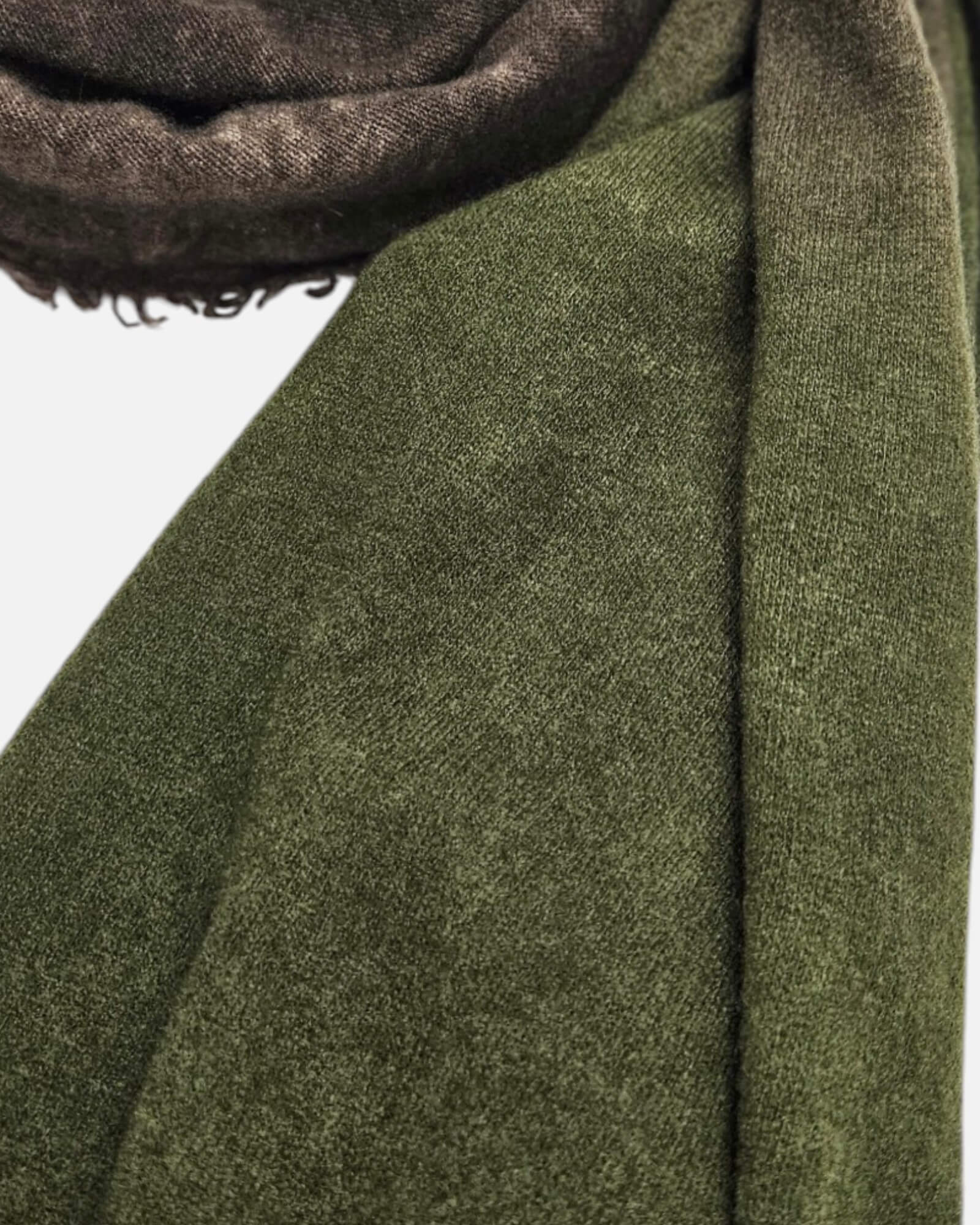 Primer plano en detalle de la textura afelpada de cashmere del pañuelo Faliero Sarti Adry en tono verde caqui.