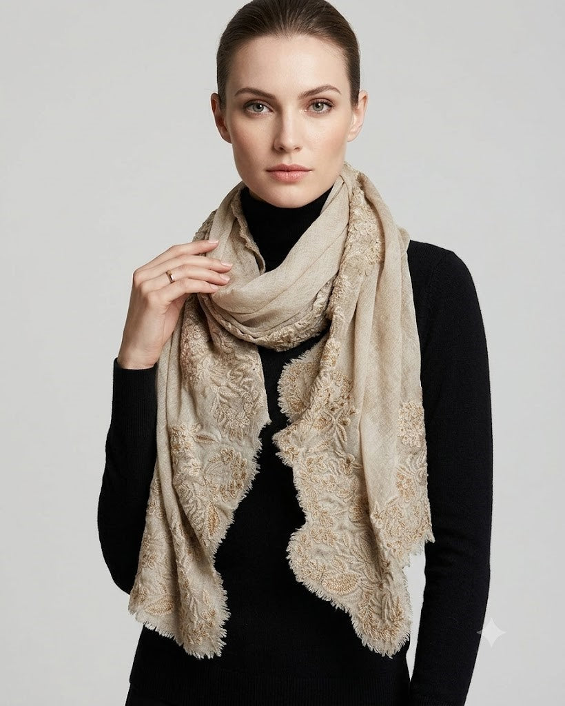 Modelo luciendo el foulard Faliero Sarti Fiorenza en lana beige con encaje bordado dorado envuelto al cuello sobre un jersey negro.