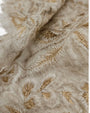Primer plano en detalle del relieve del bordado dorado y la trama de lana del pañuelo Faliero Sarti Fiorenza.