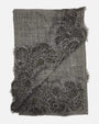 Vista doblada de la estola Faliero Sarti Fiorenza mostrando el detalle de la cenefa de encaje floral en relieve sobre fondo gris topo.