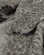 Primer plano en detalle del encaje guipur y la textura de lana del pañuelo Faliero Sarti Fiorenza.