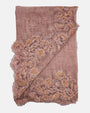 Vista doblada del pañuelo Faliero Sarti Fiorenza mostrando el detalle de la cenefa de encaje floral bordado en color oro sobre tela rosa empolvado.