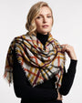 Modelo luciendo el foulard Faliero Sarti Melany en 100% cashmere envuelto al cuello sobre un jersey negro de cuello alto.