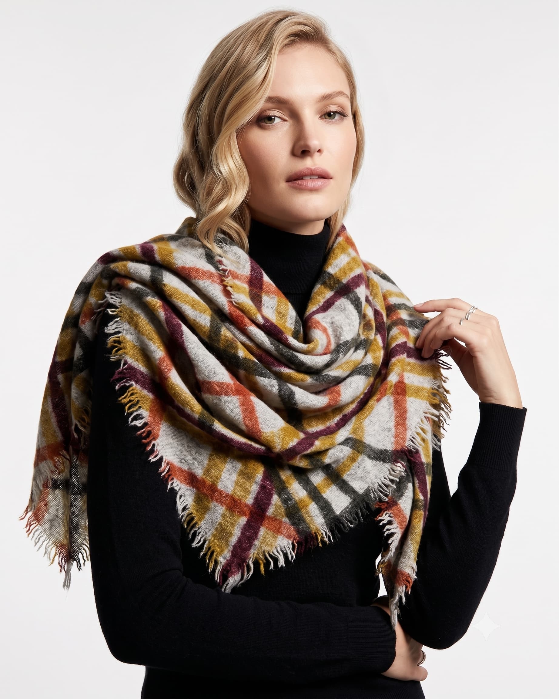 Modelo luciendo el foulard Faliero Sarti Melany en 100% cashmere envuelto al cuello sobre un jersey negro de cuello alto.