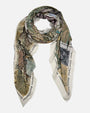 Foulard Faliero Sarti Wherever Together de 130x170 cm extendido en bucle mostrando su collage de mapas y bordes deshilachados.