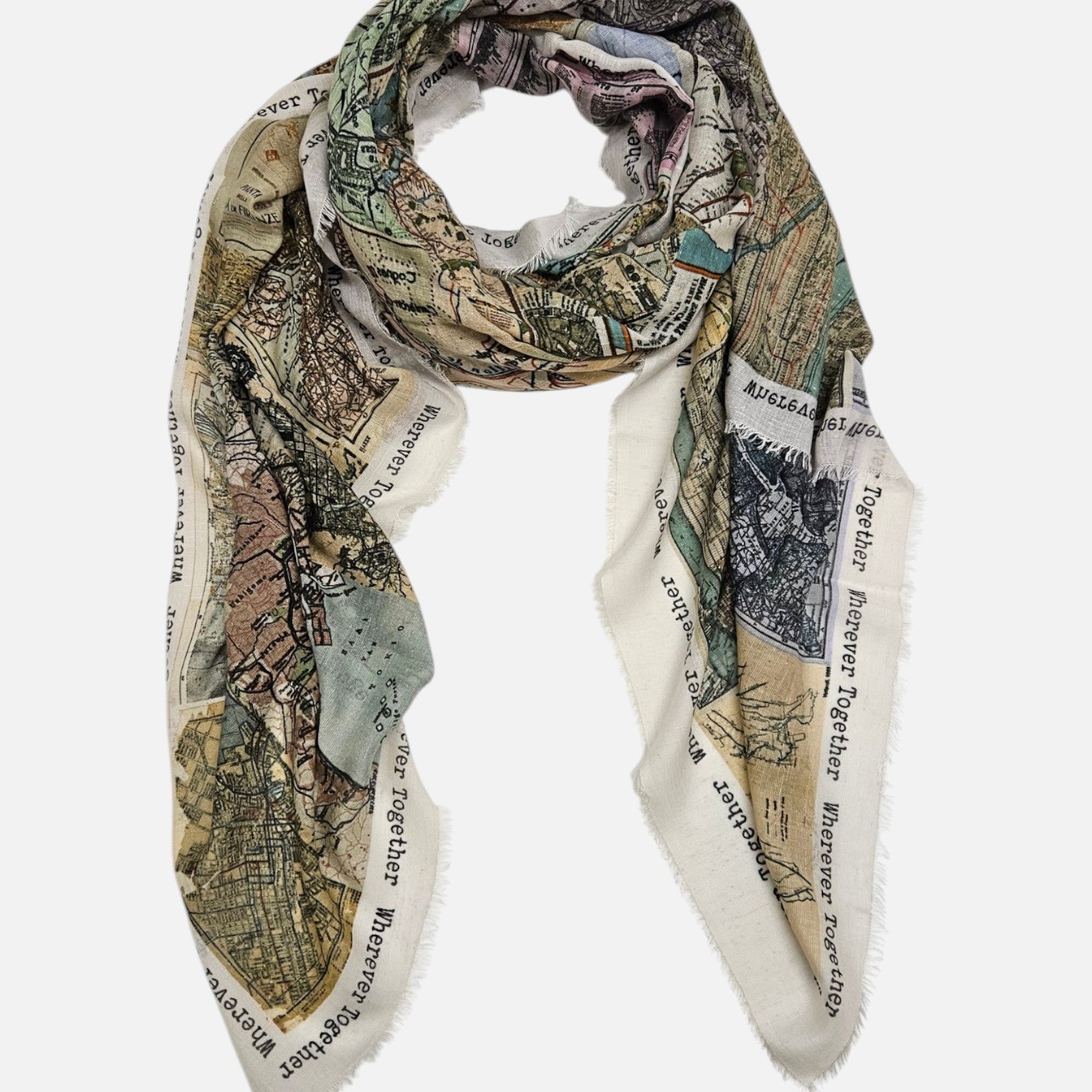 Foulard Faliero Sarti Wherever Together de 130x170 cm extendido en bucle mostrando su collage de mapas y bordes deshilachados.