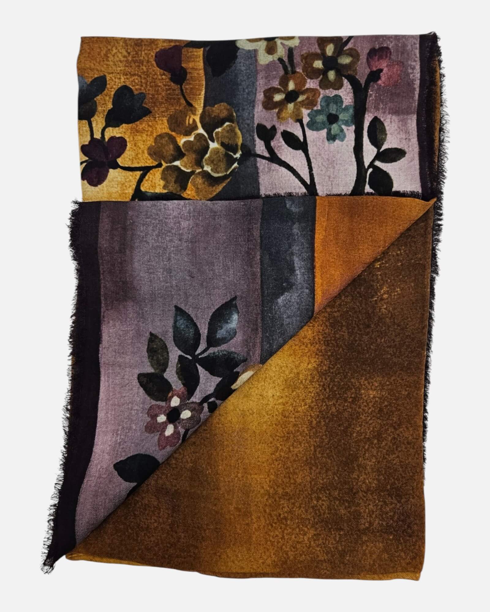 Vista doblada del pañuelo Faliero Sarti mostrando las ilustraciones de flores y ramas sobre fondo rosa malva y ocre.