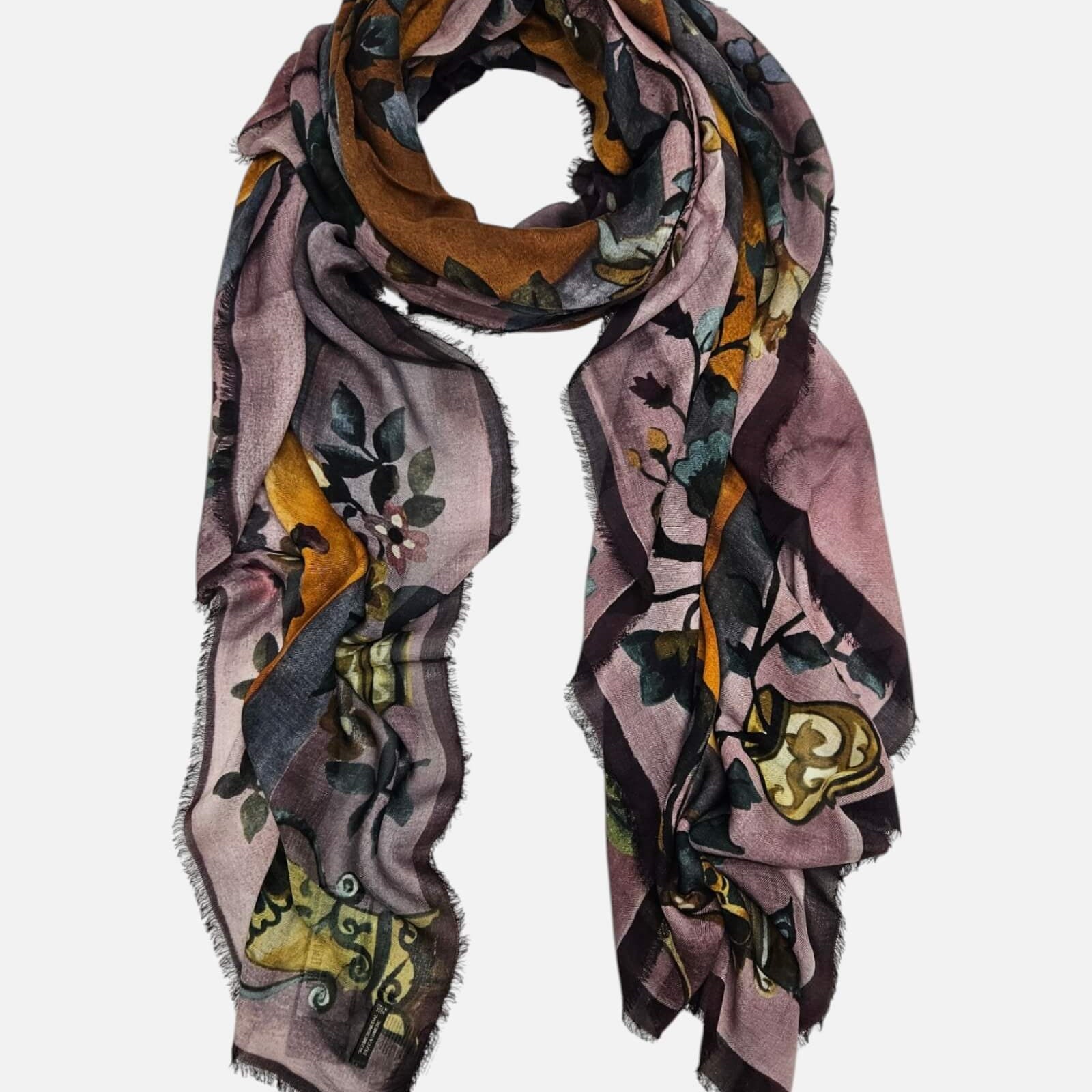 Foulard Faliero Sarti extendido de 135x170 cm en modal y cashmere con acabado de bordes deshilachados.