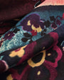 Primer plano en detalle del tejido suave de modal y cashmere del pañuelo Faliero Sarti Pink Carpet mostrando los estampados florales en azul y borgoña.
