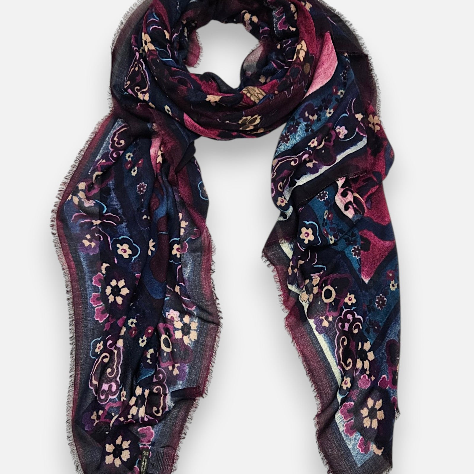 Foulard Faliero Sarti Pink Carpet extendido en bucle de 135x170 cm con estampado estilo tapiz oriental y bordes deshilachados.