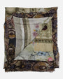 Vista doblada del pañuelo Faliero Sarti mostrándolo extendido con su estampado barroco floral y cenefa púrpura.