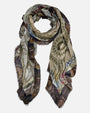 Foulard Faliero Sarti de 135x170 cm con ilustración renacentista y bordes deshilachados.
