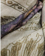 Primer plano en detalle del tejido satinado de rayón, modal y cashmere con sutiles destellos metálicos del pañuelo Faliero Sarti.