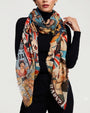 Modelo luciendo el foulard Faliero Sarti Woman Power en modal y cashmere envuelto al cuello sobre un jersey negro.