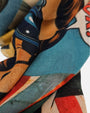 Primer plano en detalle del tejido suave de modal y cashmere con estampado multicolor del pañuelo Faliero Sarti.