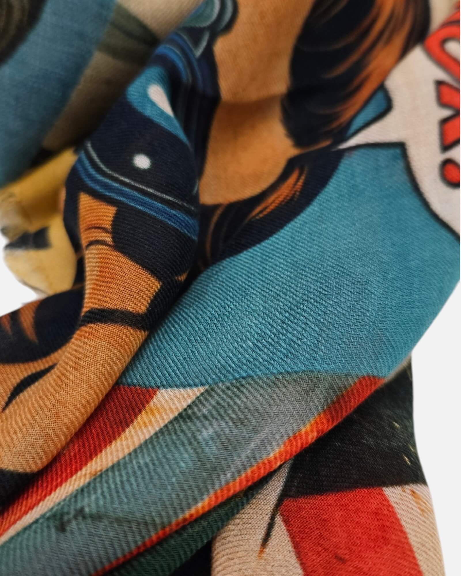 Primer plano en detalle del tejido suave de modal y cashmere con estampado multicolor del pañuelo Faliero Sarti.