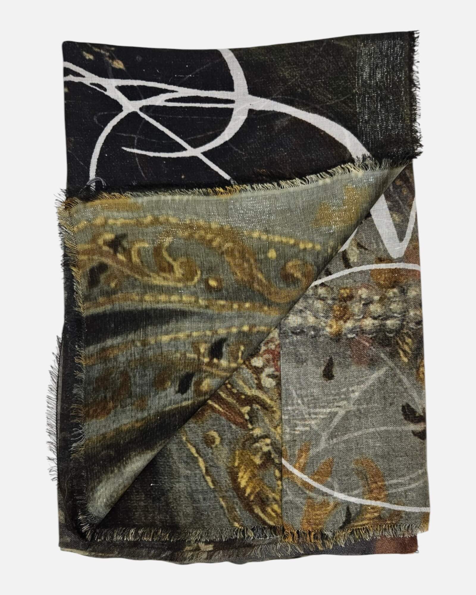 Vista doblada del foulard Faliero Sarti Elisabetta mostrando la cenefa de flores en oro y el contraste geométrico.