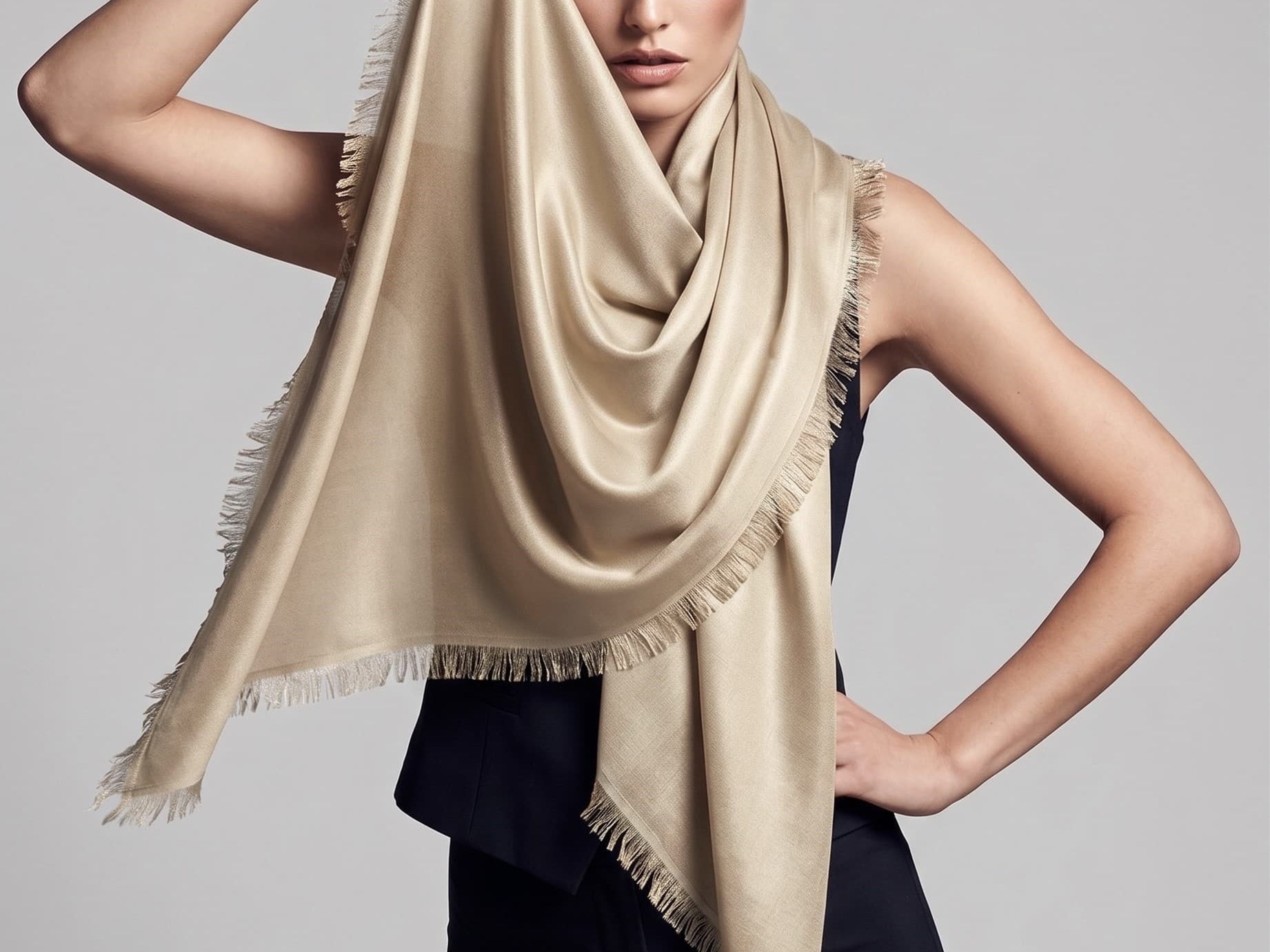 Modelo profesional luciendo fular Larissa de Faliero Sarti en tono neutro metalizado, ideal para looks de noche o eventos.
