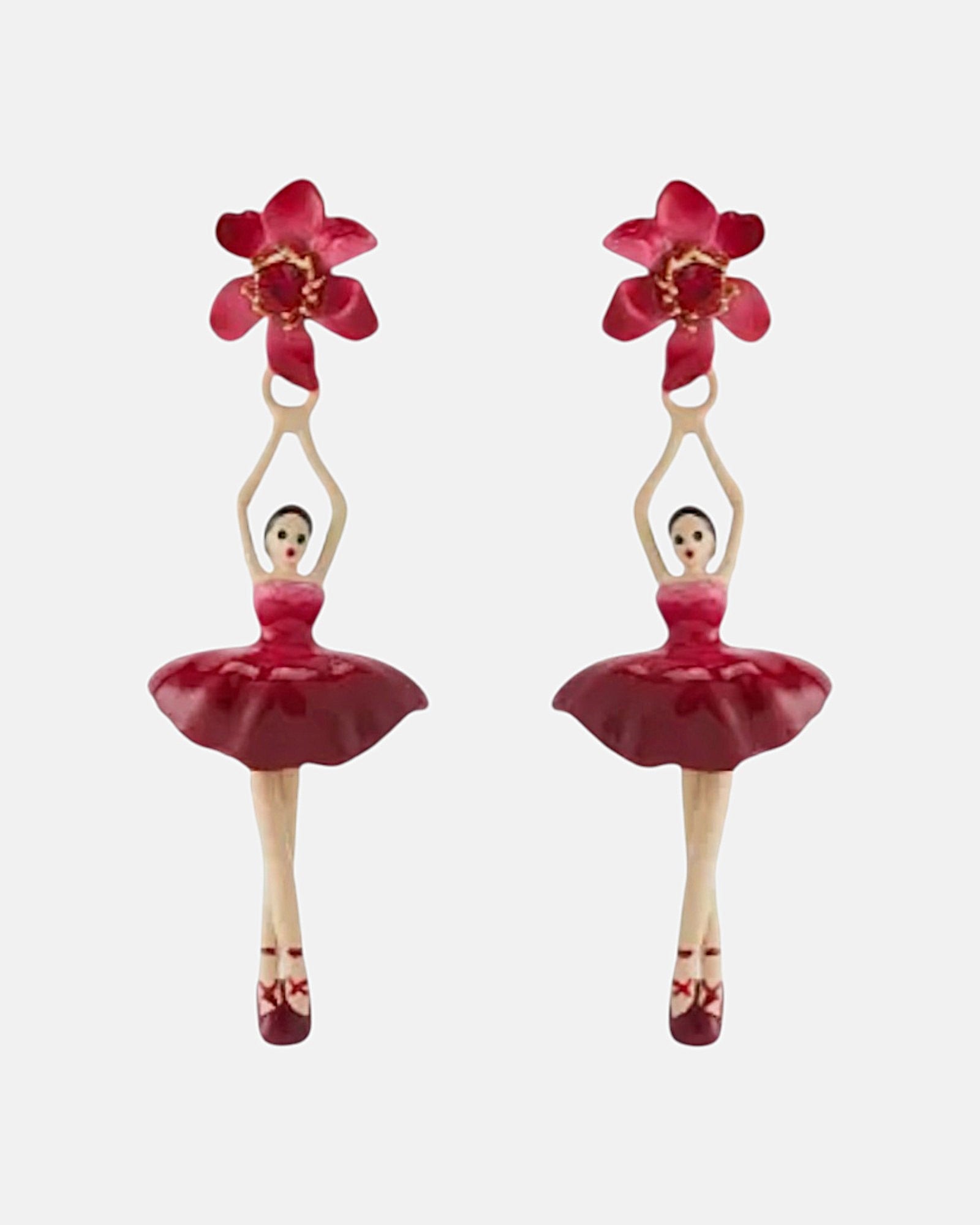 Par de pendientes Les Néréides Pas de Deux con bailarina esmaltada en tutú rojo pasión y botón superior de flor con cristal rubí.