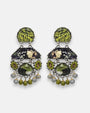 pendientes expuesto de frente sobre un fondo gris claro, detallando su silueta simétrica de estilo bohemio con cabujones verdes y grises.