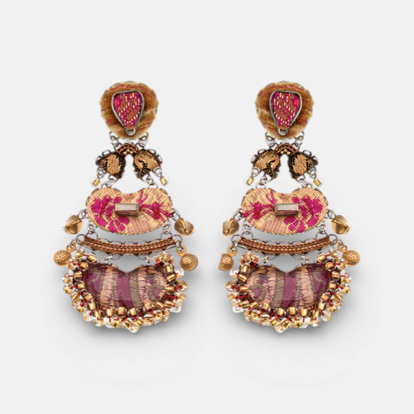 Vista frontal de los pendientes Prunos sobre fondo blanco resaltando su diseño simétrico en cascada.