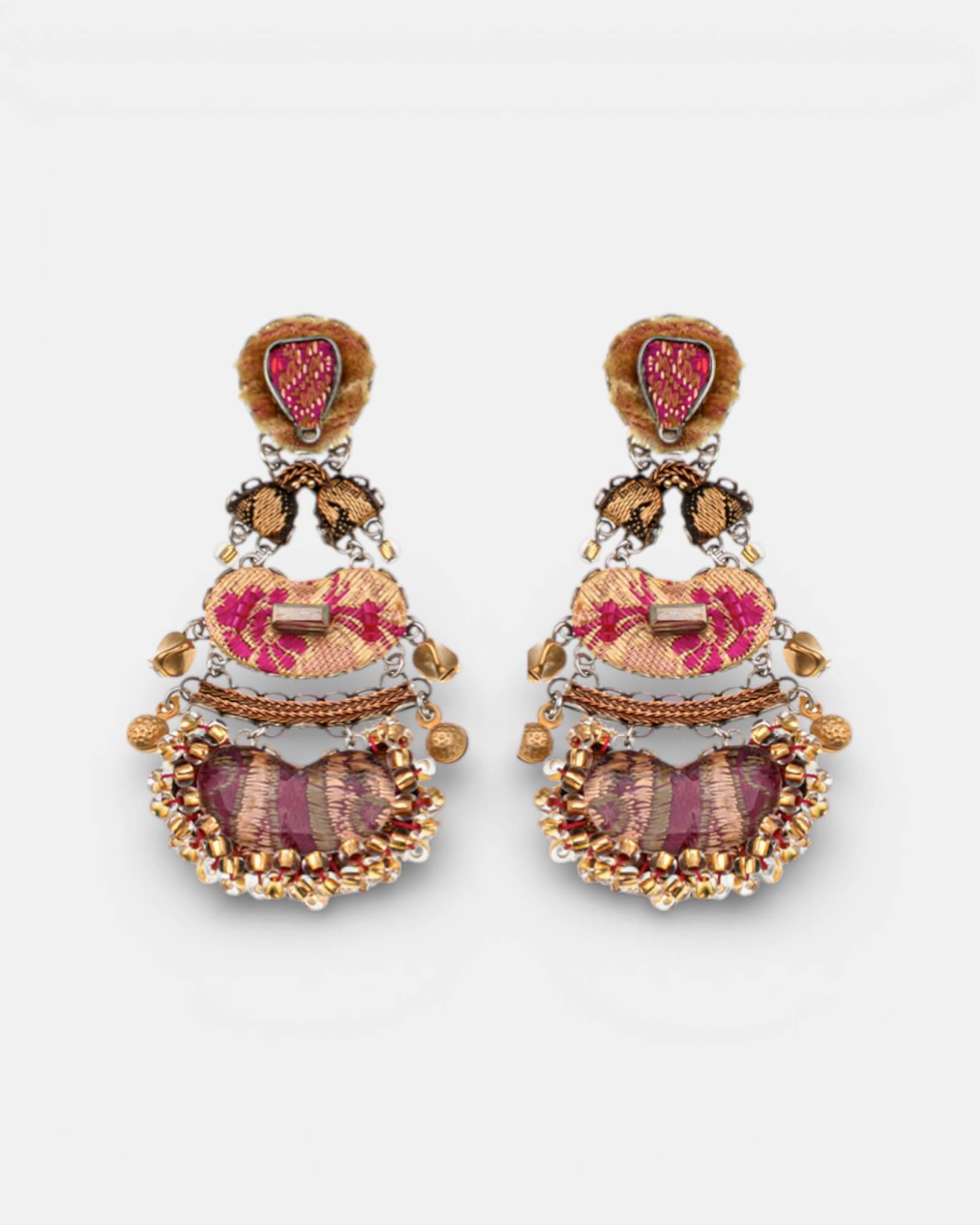 Vista frontal de los pendientes Prunos sobre fondo blanco resaltando su diseño simétrico en cascada.