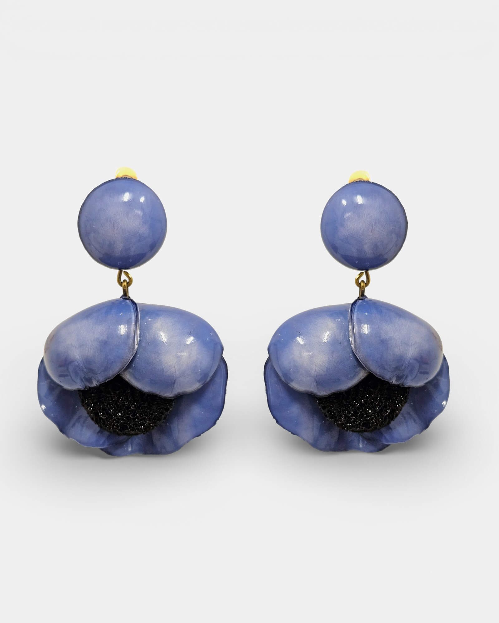 Pendientes flor amapola azul esmaltada Sanci, vista frontal sobre fondo blanco