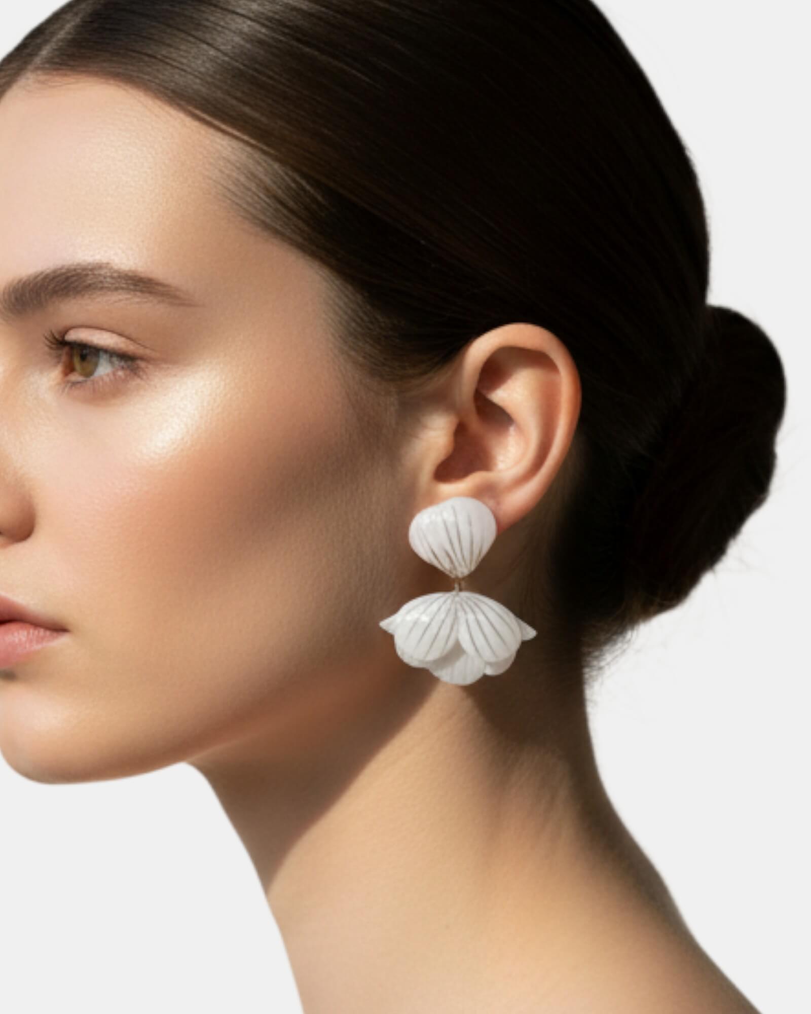 Pendientes flor blanca Cilea Paris en modelo, moda elegante Sanci