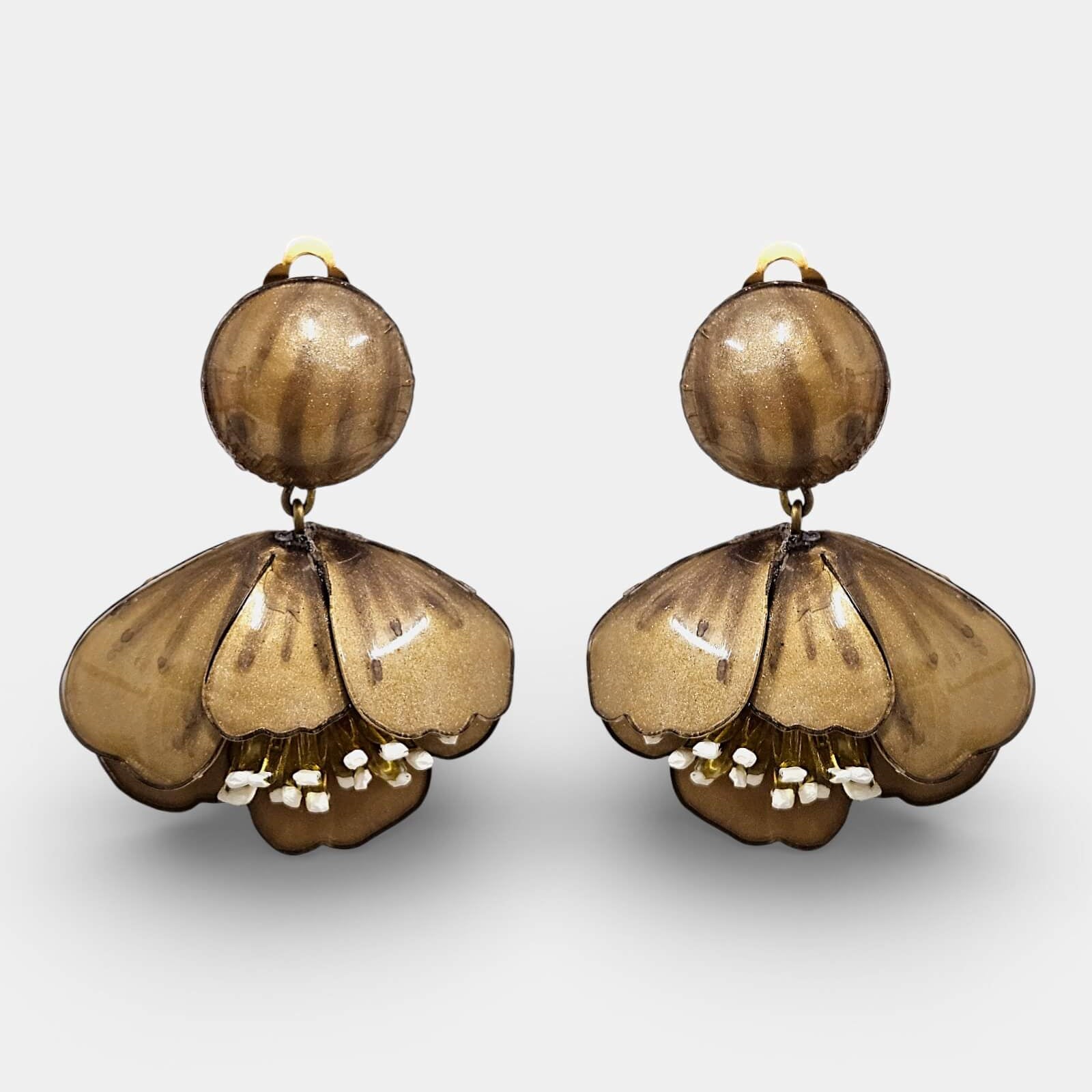 Pendientes flor dorada metalizada de resina, diseño artesanal, Sanci accesorios de moda.