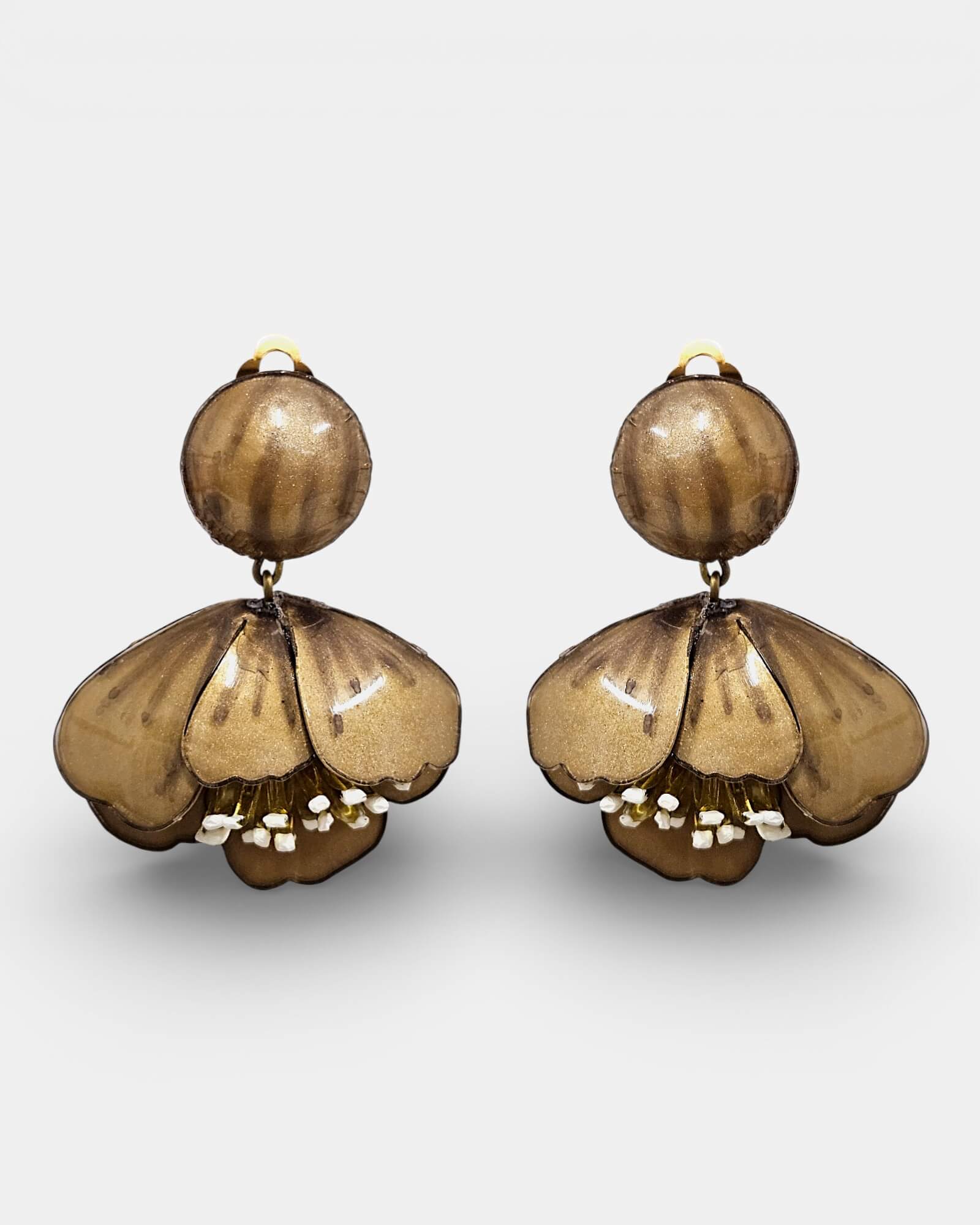 Pendientes flor dorada metalizada de resina, diseño artesanal, Sanci accesorios de moda.