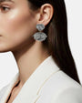 Pendientes Cilea Paris flor plateada metalizada en modelo, moda elegante Sanci