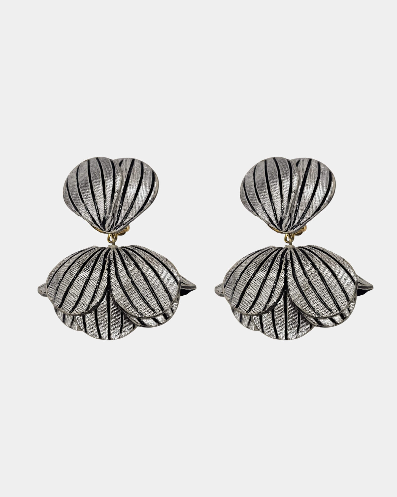 Pendientes flor plateada metalizada Cilea Paris, joyería elegante Sanci