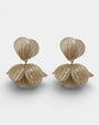 Pendientes flor visón beige arena, accesorios elegantes Sanci, fondo blanco minimalista