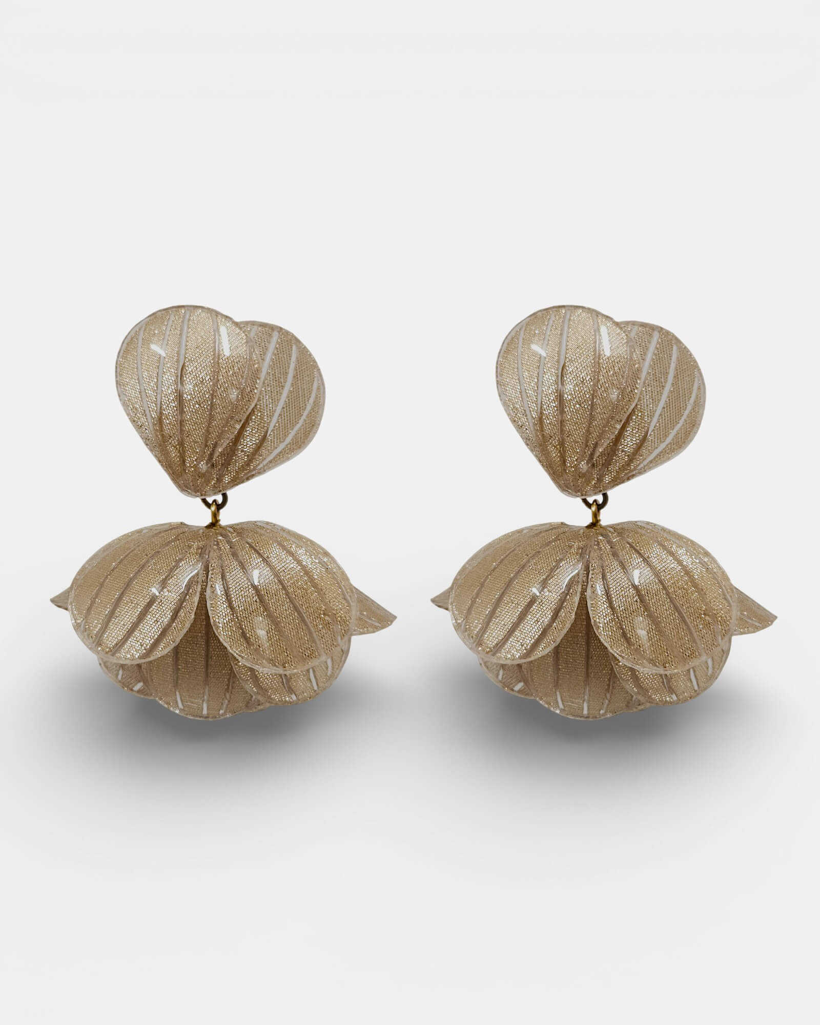 Pendientes flor visón beige arena, accesorios elegantes Sanci, fondo blanco minimalista