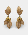 Pendientes Cilea Paris dorados con hojas beige y flor ámbar, elegante bisutería Sanci