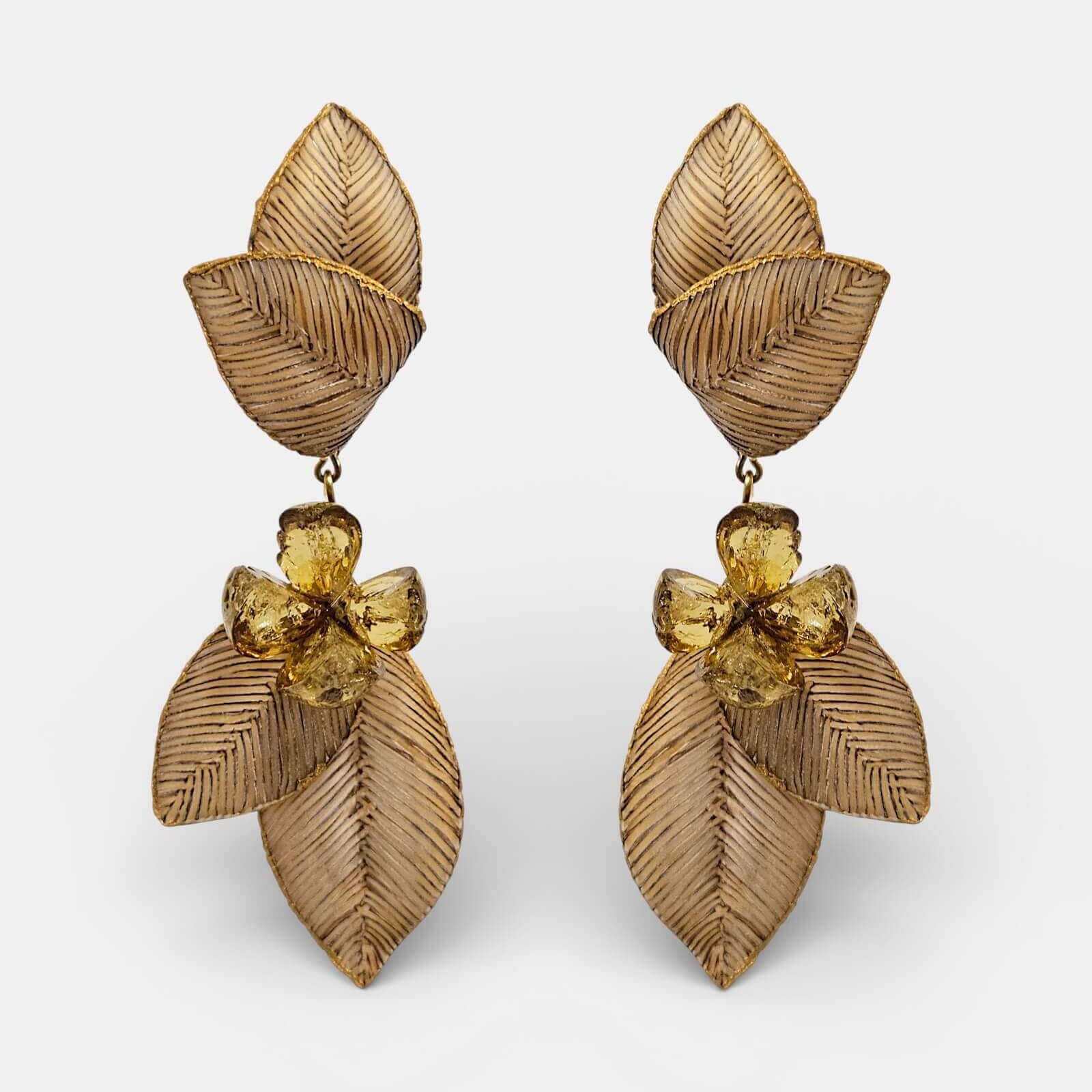 Pendientes Cilea Paris dorados con hojas beige y flor ámbar, elegante bisutería Sanci